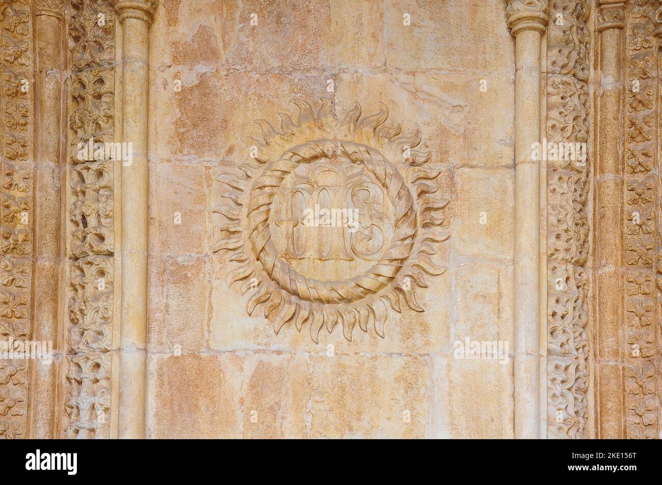 Christogramme avec l'abréviation 'IHS' sur un mur du monastère de Jerónimos à Lisbonne, Portugal Banque D'Images