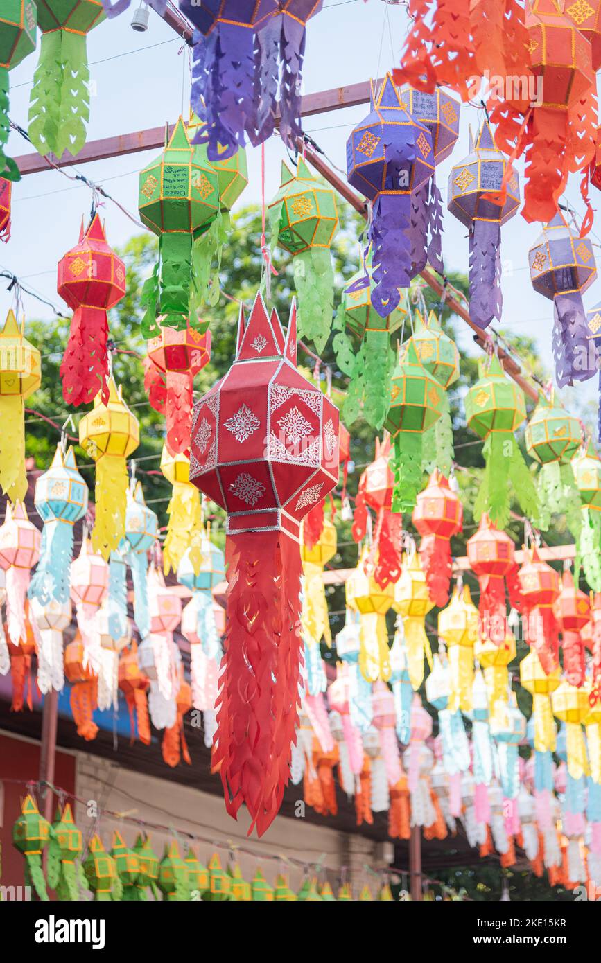 Des lanternes en papier colorées décorent les pendaison du festival Loy Krathong Banque D'Images