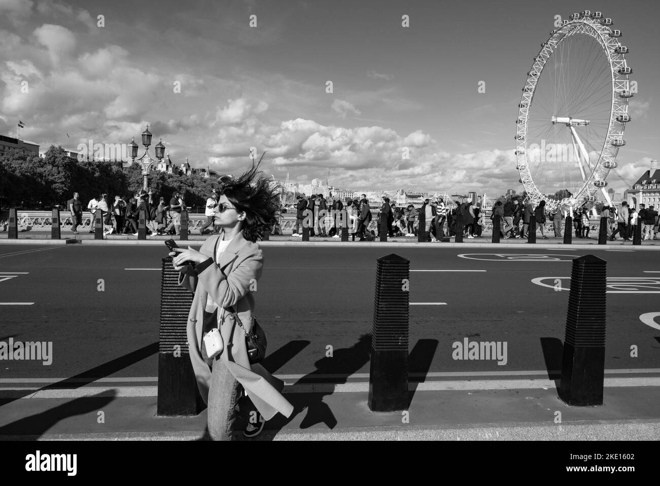 Jeune touriste chic au pont de Westminster Banque D'Images