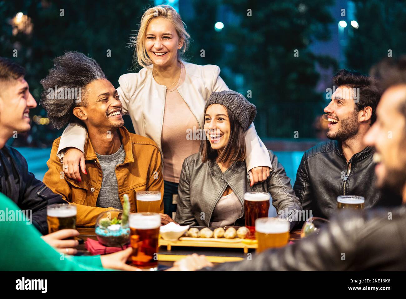 Les jeunes boivent de la bière dans le patio du bar de la brasserie ...
