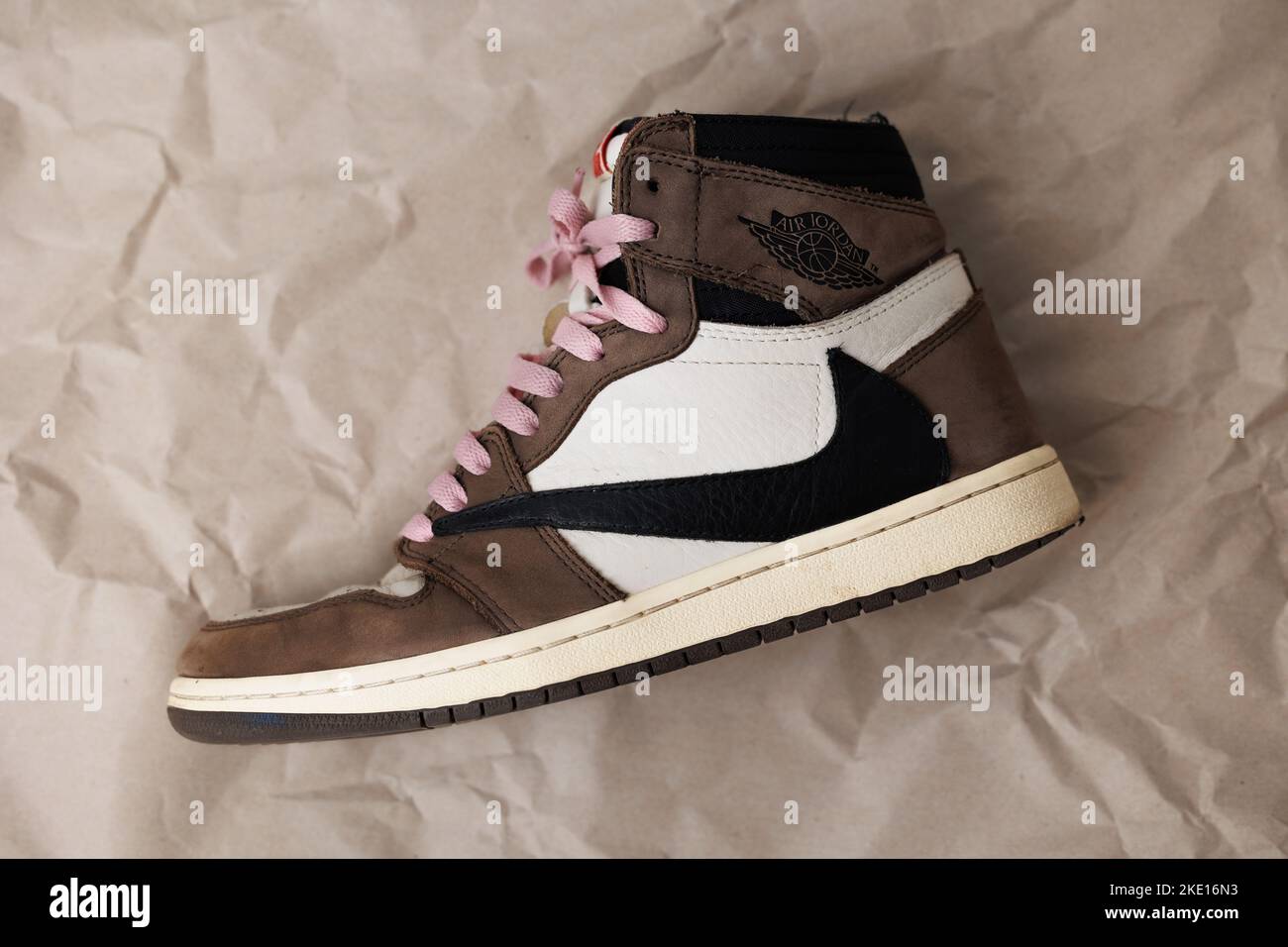 Un gros plan de la Nike Air Jordan 1 High « Travis Scott » avec lacets de chaussures roses. Banque D'Images