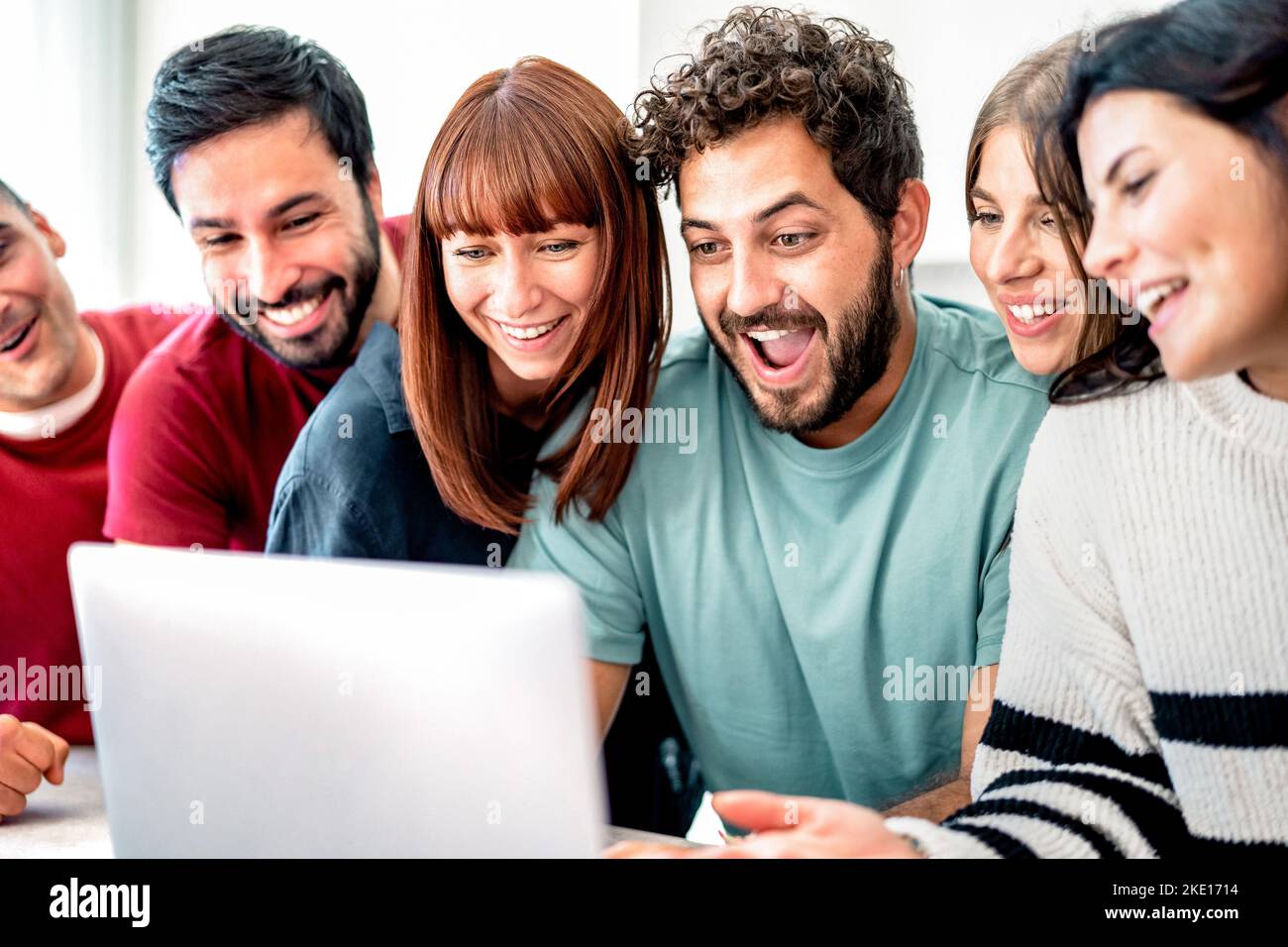 Jeunes employés de millénial amis ayant surpris ensemble sur PC portable au studio de démarrage - Genz style de vie influent concept avec des gens heureux o Banque D'Images