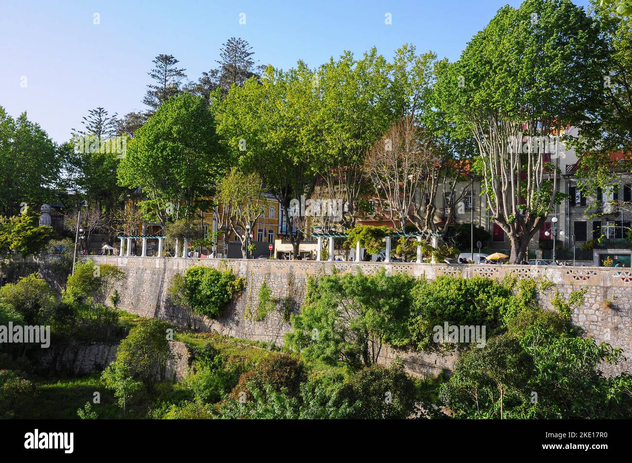 Oasis urbaine sereine : jardin luxuriant à Sintra Banque D'Images