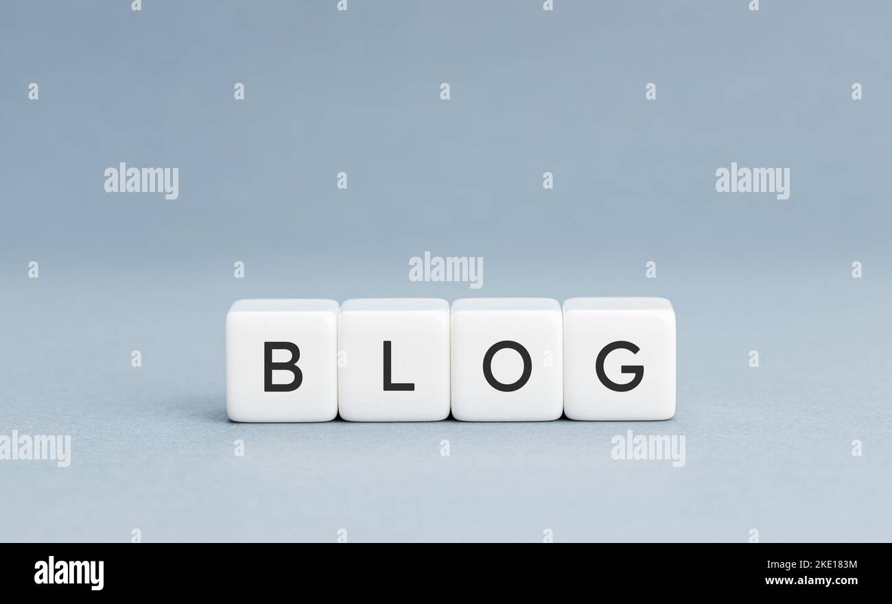 BLOG sur blocs cubes blancs sur fond bleu. Copier l'espace Banque D'Images