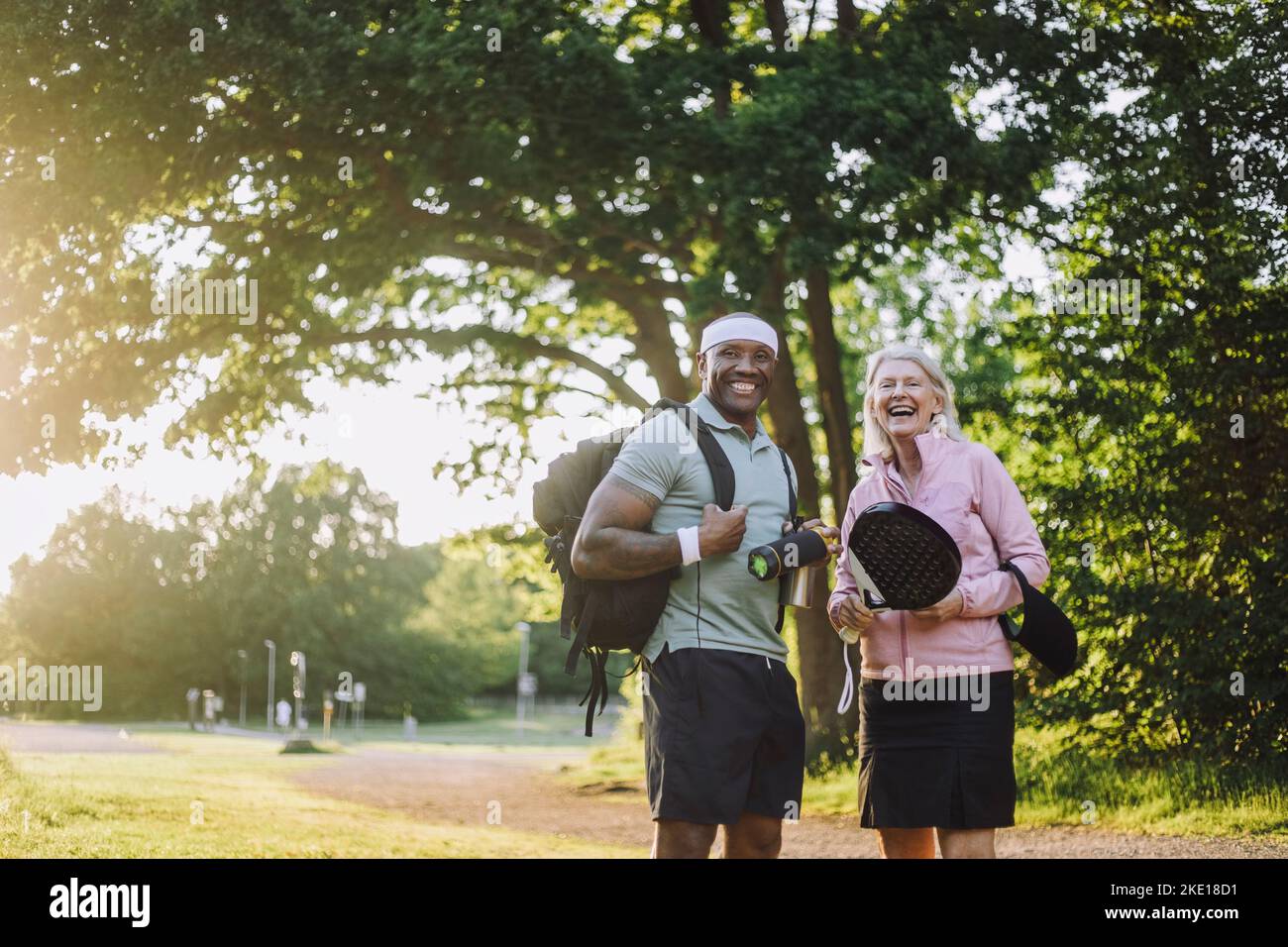 Homme heureux avec un sac à dos debout avec une femme âgée Banque D'Images