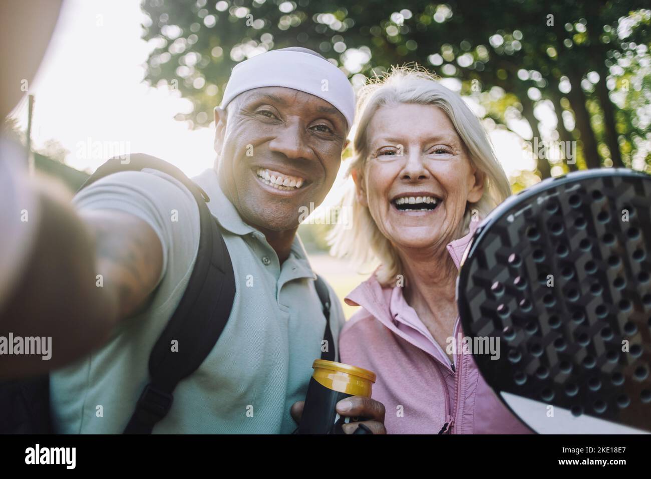 Heureux homme mûr prenant le selfie avec la femme senior Banque D'Images