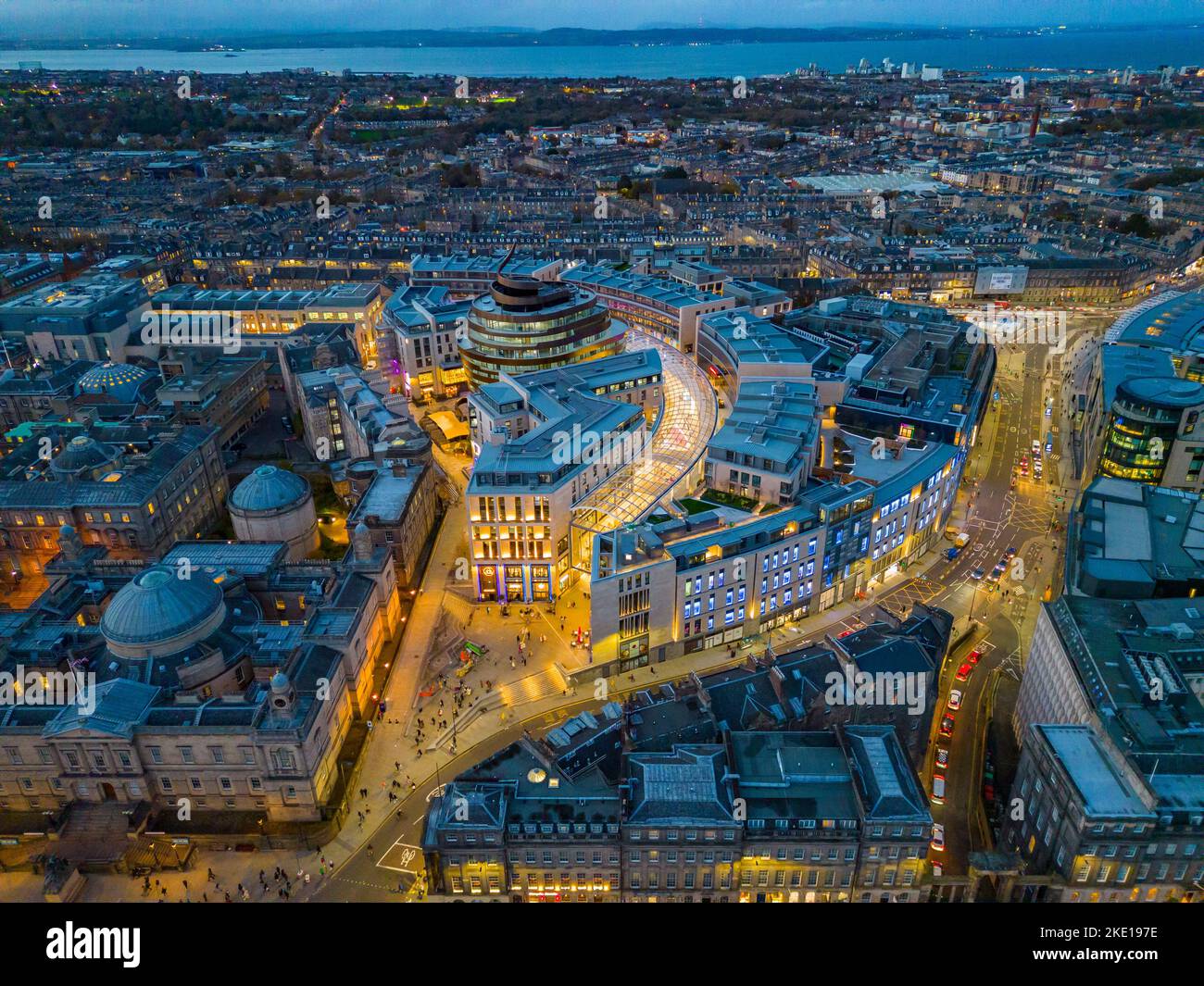 Vue aérienne de drone au crépuscule du nouveau quartier commercial et résidentiel de St James et horizon d'Édimbourg, Écosse, Royaume-Uni Banque D'Images