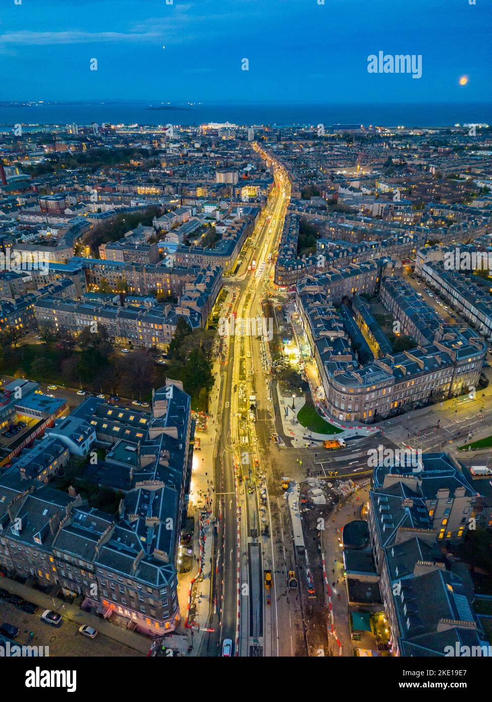 Vue aérienne depuis un drone au crépuscule de la ligne d'horizon d'Édimbourg en regardant Leith Walk, Édimbourg, Écosse, Royaume-Uni Banque D'Images