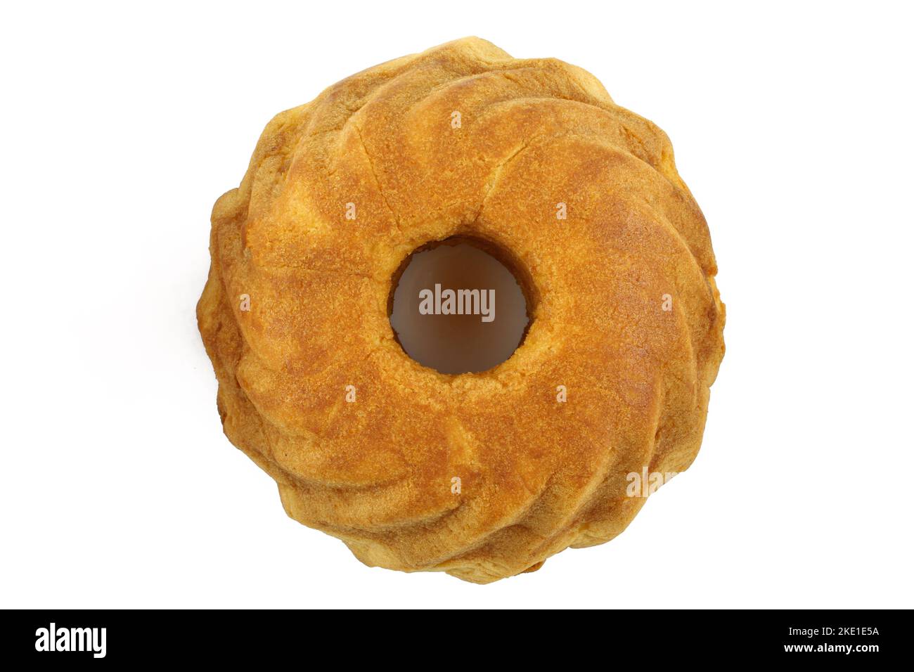 Gugelhupf ordinaire, gâteau traditionnel allemand isolé sur fond blanc Banque D'Images
