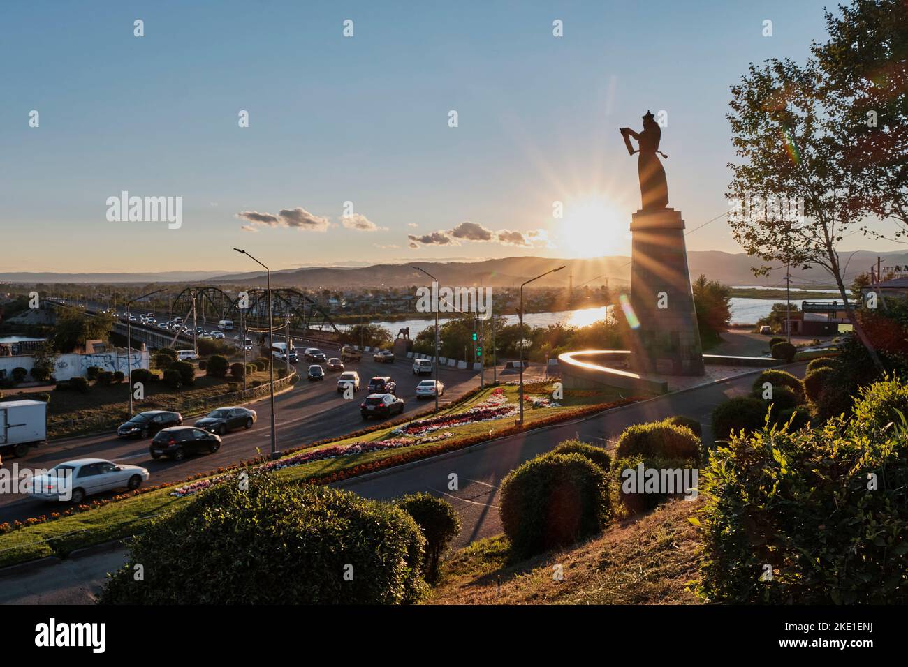 Paysage urbain d'Ulan-Ude, Russie au coucher du soleil. Pont de voiture au-dessus de la rivière Selenga. Sculpture, mère Buryatia. Banque D'Images