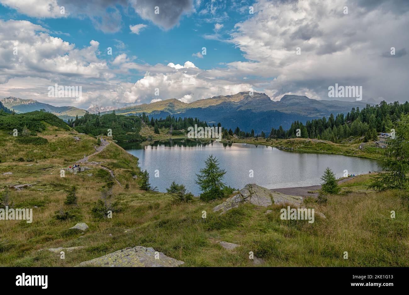 Les lacs de Colbricon en été avec la montagne reflétée sur l'eau - chaîne Lagorai, province de Trento, Trentin-Haut-Adige, nord de l'Italie - Europe - Banque D'Images