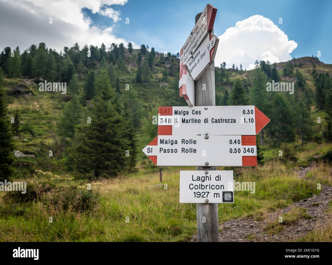Panneau avec des directions et des flèches pour atteindre les endroits italiens dans la chaîne des Dolomites Lagorai - Trentin-Haut-Adige, nord de l'Italie - 6 août 2022 Banque D'Images