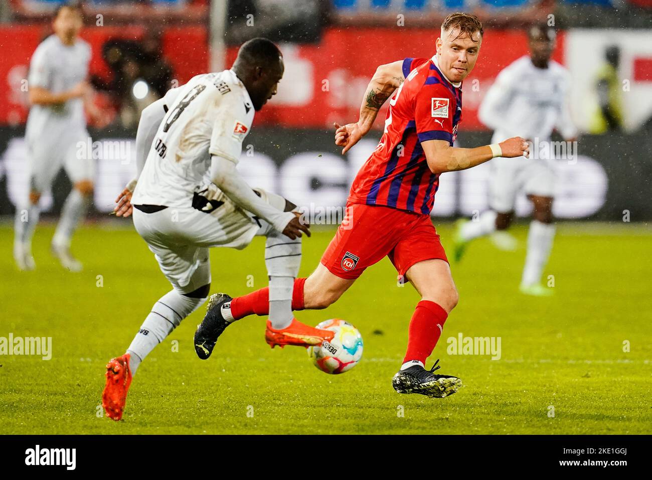 Sandhausen, Allemagne. 09th novembre 2022. Soccer : 2. Bundesliga, SV Sandhausen - 1. FC Heidenheim, Matchday 16, BWT-Stadion am Hardtwald. Christian Kinsombi (l) de Sandhausen et Lennard Maloney de Heidenheim se battent pour le ballon. Crédit : Uwe Anspach/dpa - REMARQUE IMPORTANTE : Conformément aux exigences de la DFL Deutsche Fußball Liga et de la DFB Deutscher Fußball-Bund, il est interdit d'utiliser ou d'avoir utilisé des photos prises dans le stade et/ou du match sous forme de séquences et/ou de séries de photos de type vidéo./dpa/Alay Live News Banque D'Images