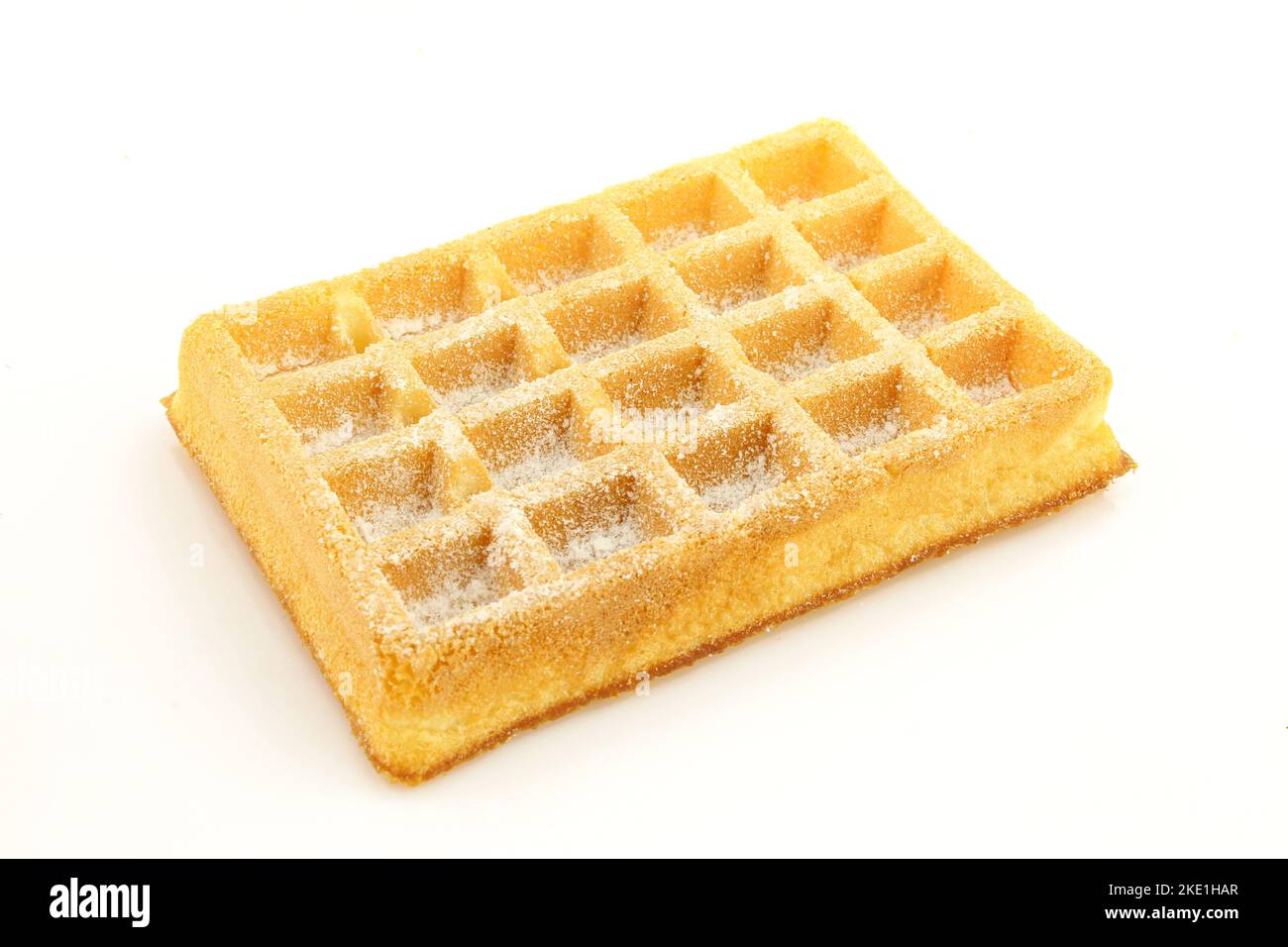 Sucre en poudre sur le dessus de la gaufre ordinaire isolée sur fond blanc Banque D'Images