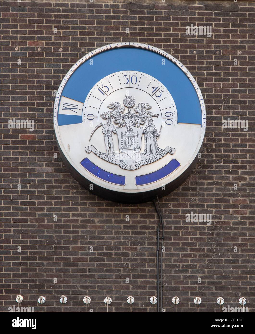 Un cliché vertical de l'horloge de rue Newgate installée en 2007 sur un mur de briques Banque D'Images