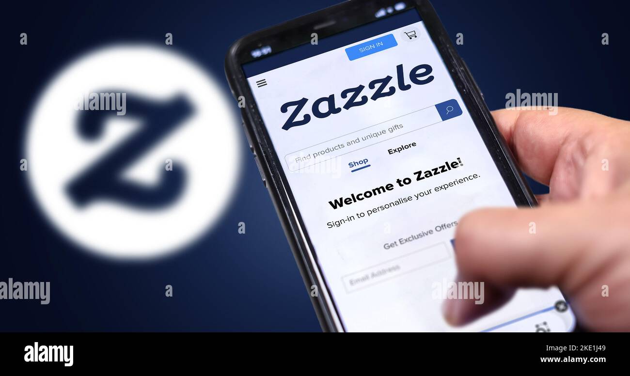 San Francisco, USA, juin 2022: Main tenant un téléphone avec Zazzle page d'accueil sur l'écran. Logo Zazzle flou sur fond bleu. Zazzle est une Amérique Banque D'Images