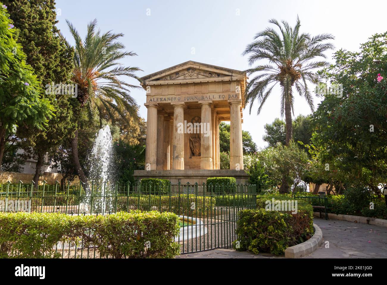 Les jardins de la Barakka inférieure avec le Monument à Sir Alexander ball à la Valette, Malte Banque D'Images