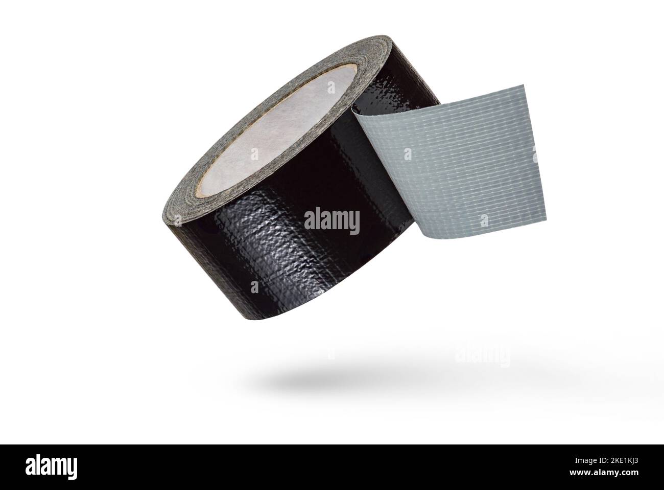 Rouleau de ruban adhésif noir isolé sur fond blanc. Le ruban adhésif noir renforcé tombe, jetant une ombre. Rouleau de ruban isolant non enroulé. Banque D'Images