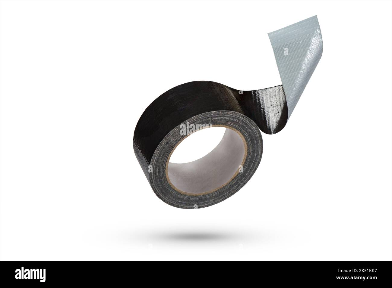 Rouleau de ruban adhésif noir isolé sur fond blanc. Le ruban adhésif noir renforcé tombe, jetant une ombre. Rouleau de ruban isolant non enroulé. Banque D'Images