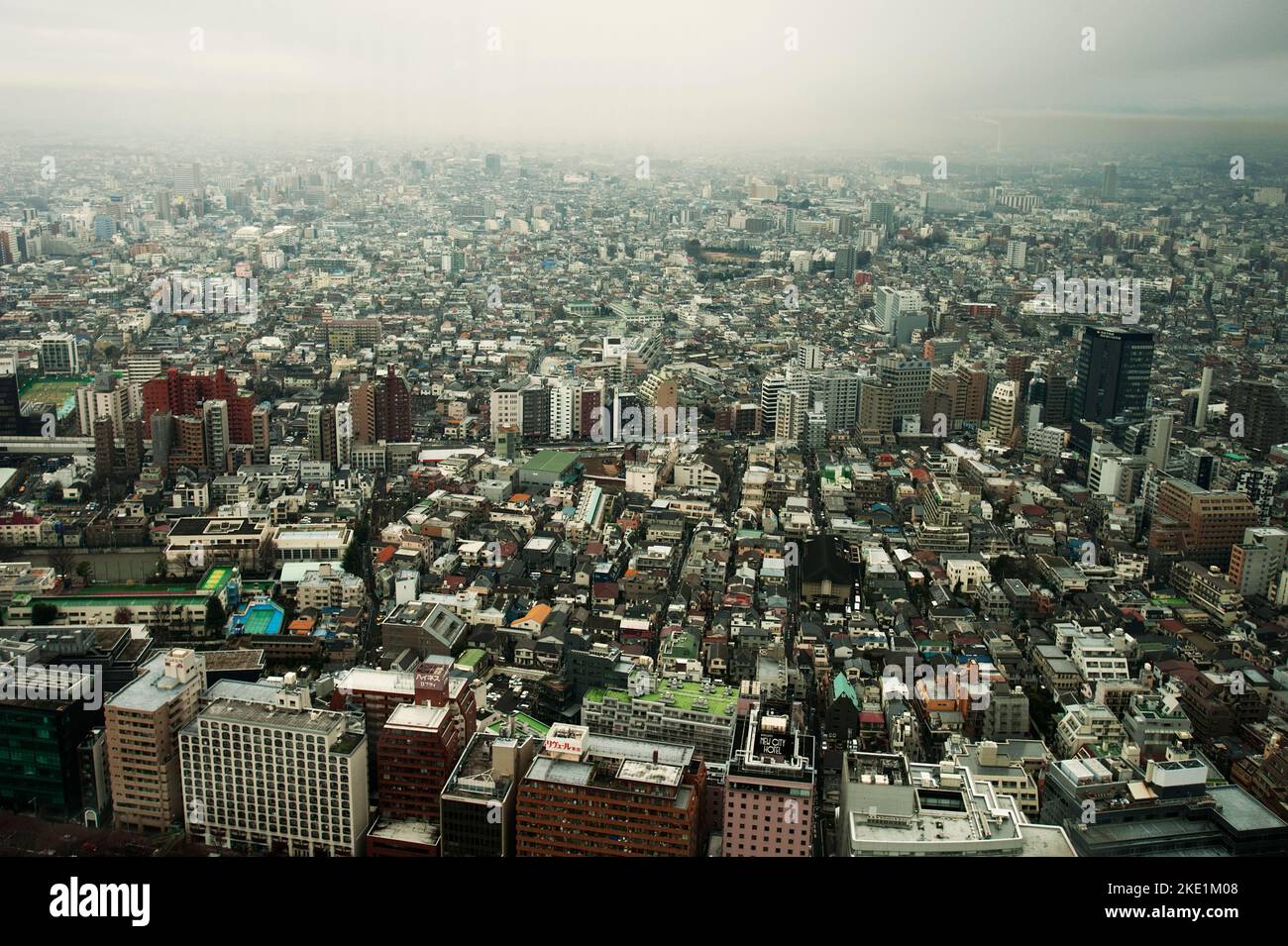 Centre de Tokyo, vu d'en haut, lors d'une journée particulièrement enfumée, Tokyo, Japon. Banque D'Images