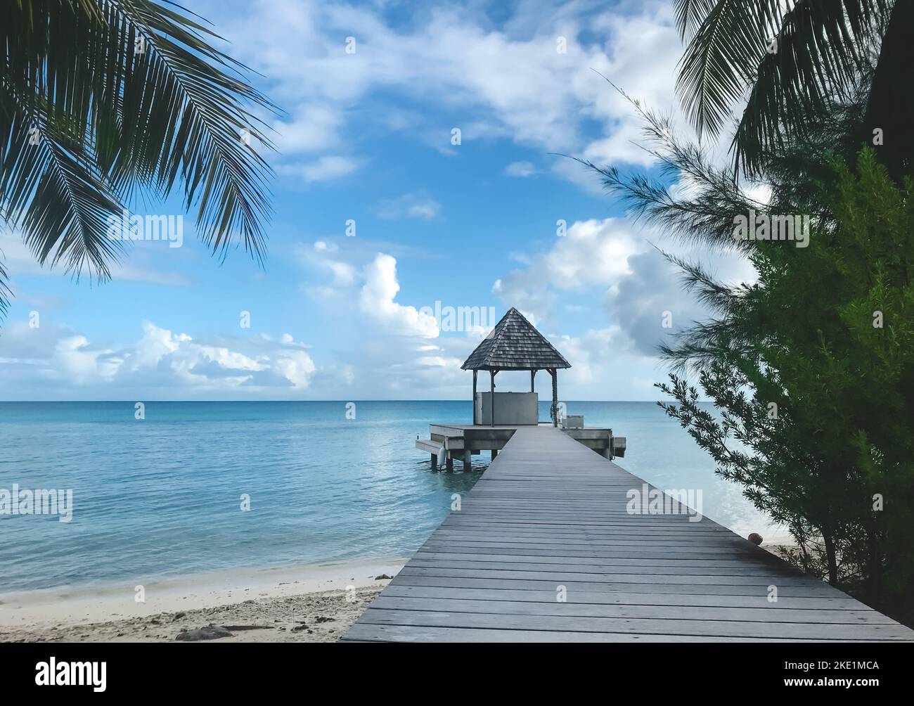 Belvédère en bois sur la jetée de la plage tropicale lonley. Île exotique avec branche de palmiers à noix de coco et rivage de sable. Paysage d'été, vacances, vacances, concept de voyage. Arrière-plan d'été. Banque D'Images