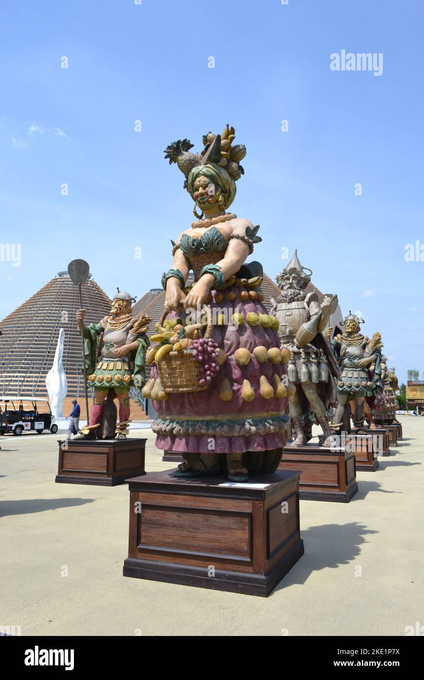 Statue de Macédoine debout dans un groupe de statues du peuple de la nourriture par Dante Ferretti à l'Expo Milano 2015. Banque D'Images
