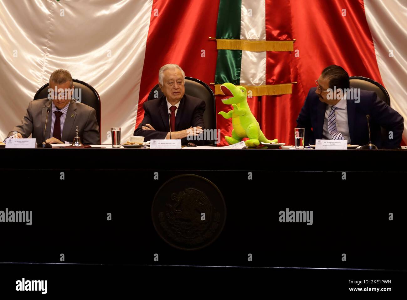 Mexico, Mexique. 08th novembre 2022. 8 novembre 2022, Mexico, Mexique: Le directeur de la Commission fédérale de l'électricité, Manuel Bartlett Díaz, accompagné de Manuel Rodriguez, et Reginaldo Sandoval lors de sa comparution devant la Chambre des députés. On 8 novembre 2022 à Mexico, Mexique (photo de Luis Barron/Groupe Eyepix/Sipa USA). Credit: SIPA USA/Alay Live News Banque D'Images