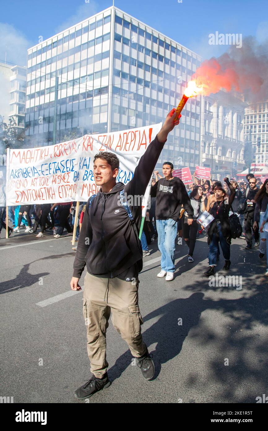 Un jeune étudiant proteste contre la tenue d'une bombe à fumée, lors d'une grève générale contre le coût excessif de la vie, le coût élevé de l'énergie, etc Banque D'Images