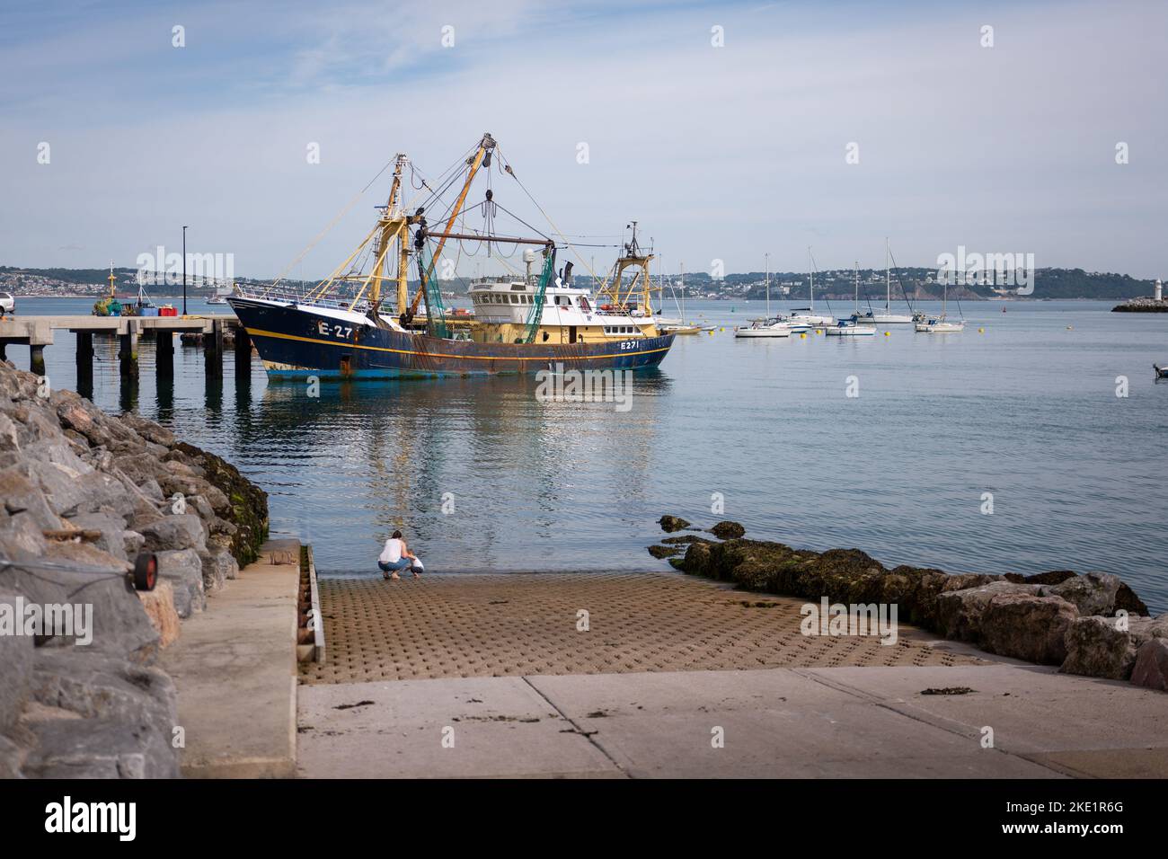Bateaux de pêche dans le port de Brixham Fish Market, Brixham, South Devon. Banque D'Images