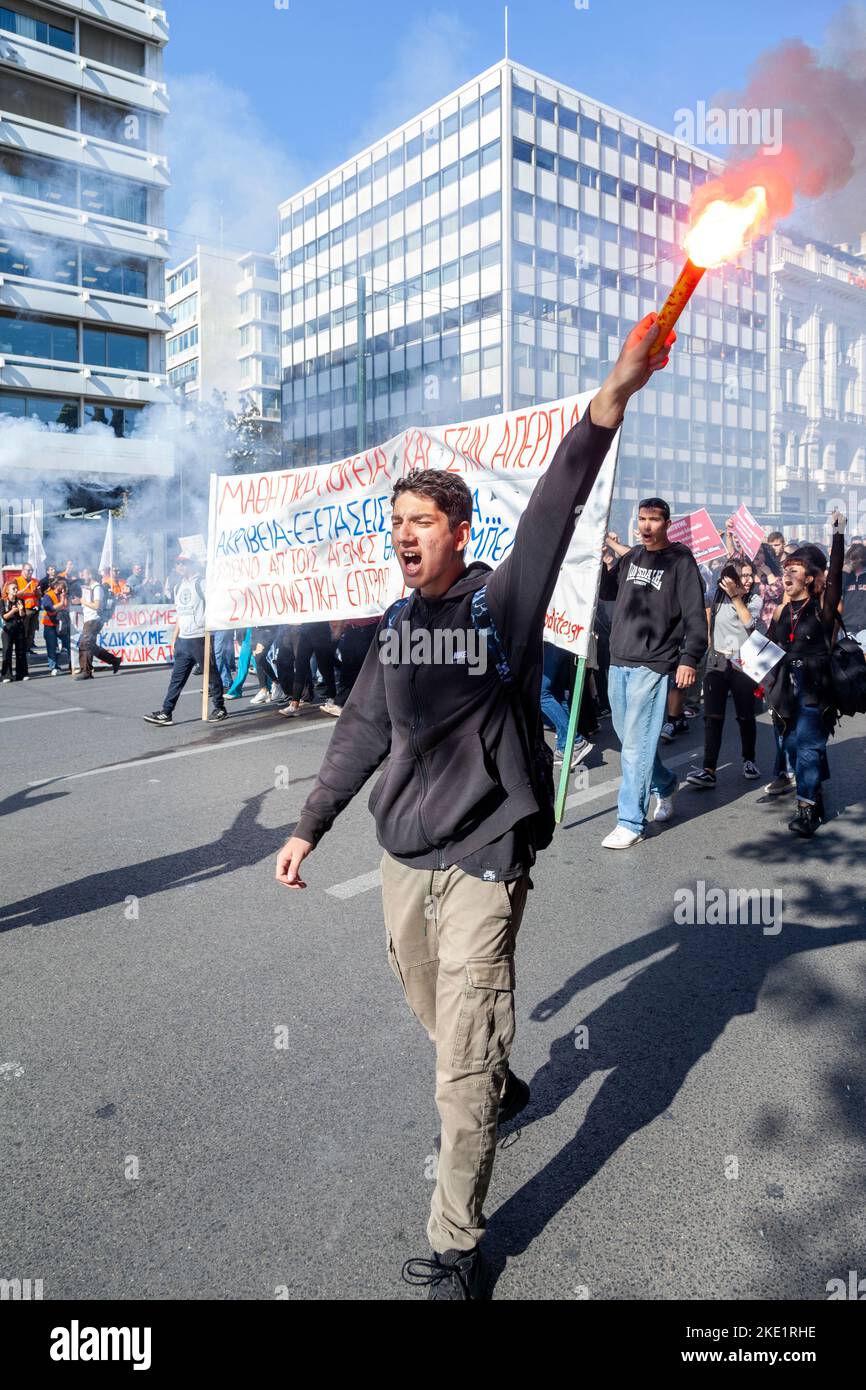Un jeune étudiant proteste contre la tenue d'une bombe à fumée, lors d'une grève générale contre le coût excessif de la vie, le coût élevé de l'énergie, etc Banque D'Images