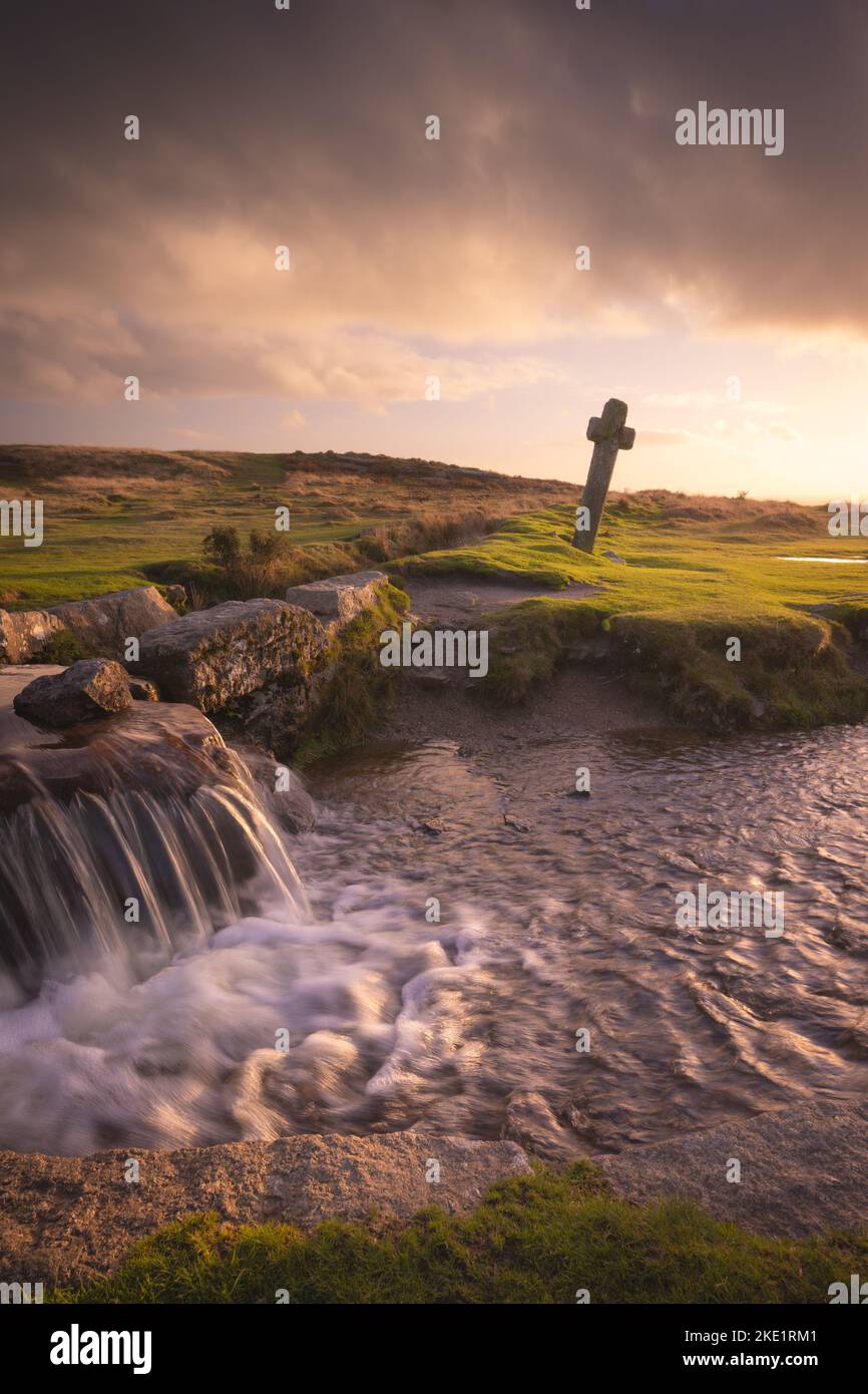 Windy Post ; parc national de Dartmoor, Devon, Royaume-Uni. 9th novembre 2022. Météo au Royaume-Uni : envolez-vous, ciel d'automne au coucher du soleil à la fin d'une journée de soleil et de douches. Le temps est prévu pour rester modifiable dans le sud-ouest pour le reste de la semaine. Credit: Celia McMahon/Alamy Live News Banque D'Images