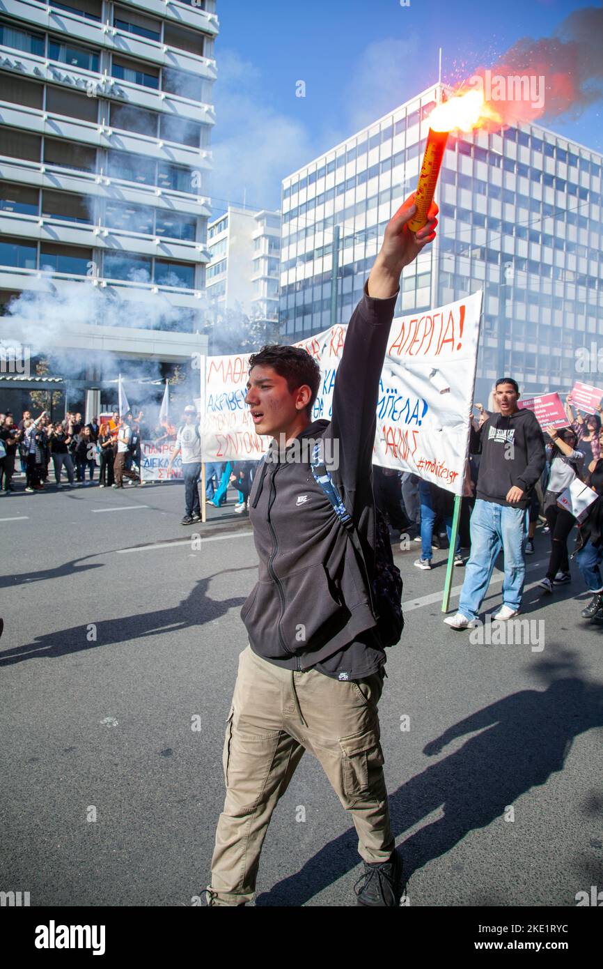 Un jeune étudiant proteste contre la tenue d'une bombe à fumée, lors d'une grève générale contre le coût excessif de la vie, le coût élevé de l'énergie, etc Banque D'Images