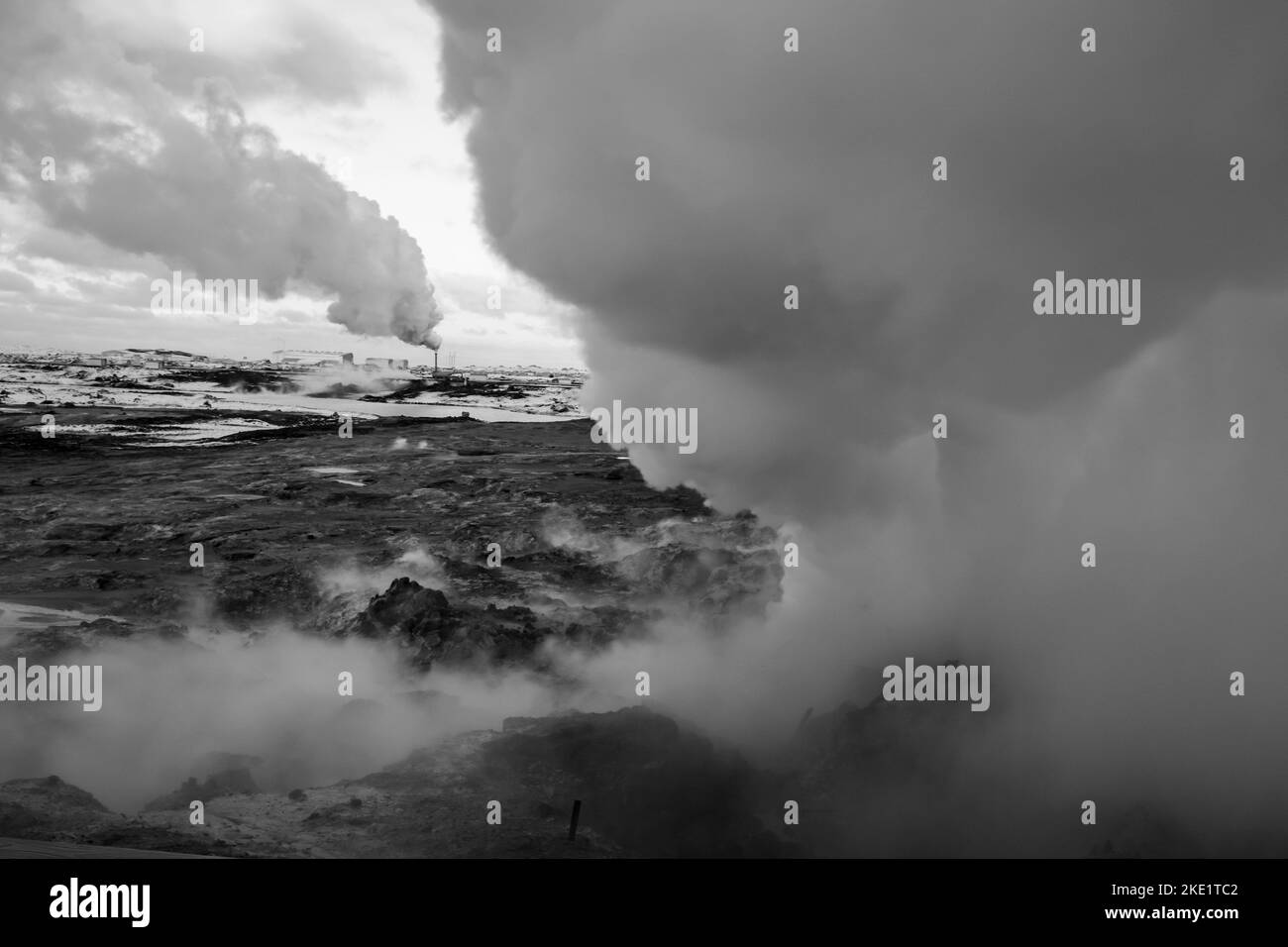 Une échelle de gris d'un ressort de soufre chaud recouvert de vapeur dense et de brouillard en Islande Banque D'Images