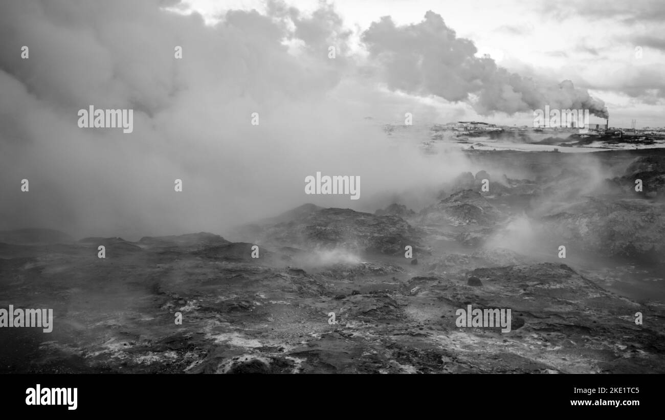 Échelle de gris d'un ressort de soufre chaud recouvert de vapeur et de brouillard en Islande Banque D'Images