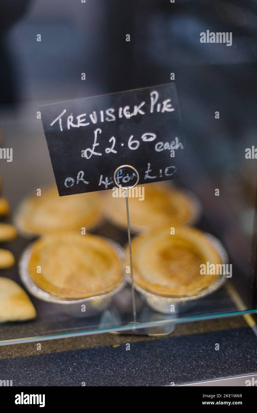 Tarte et pasties à vendre dans une boulangerie, mains tenant une tarte Banque D'Images