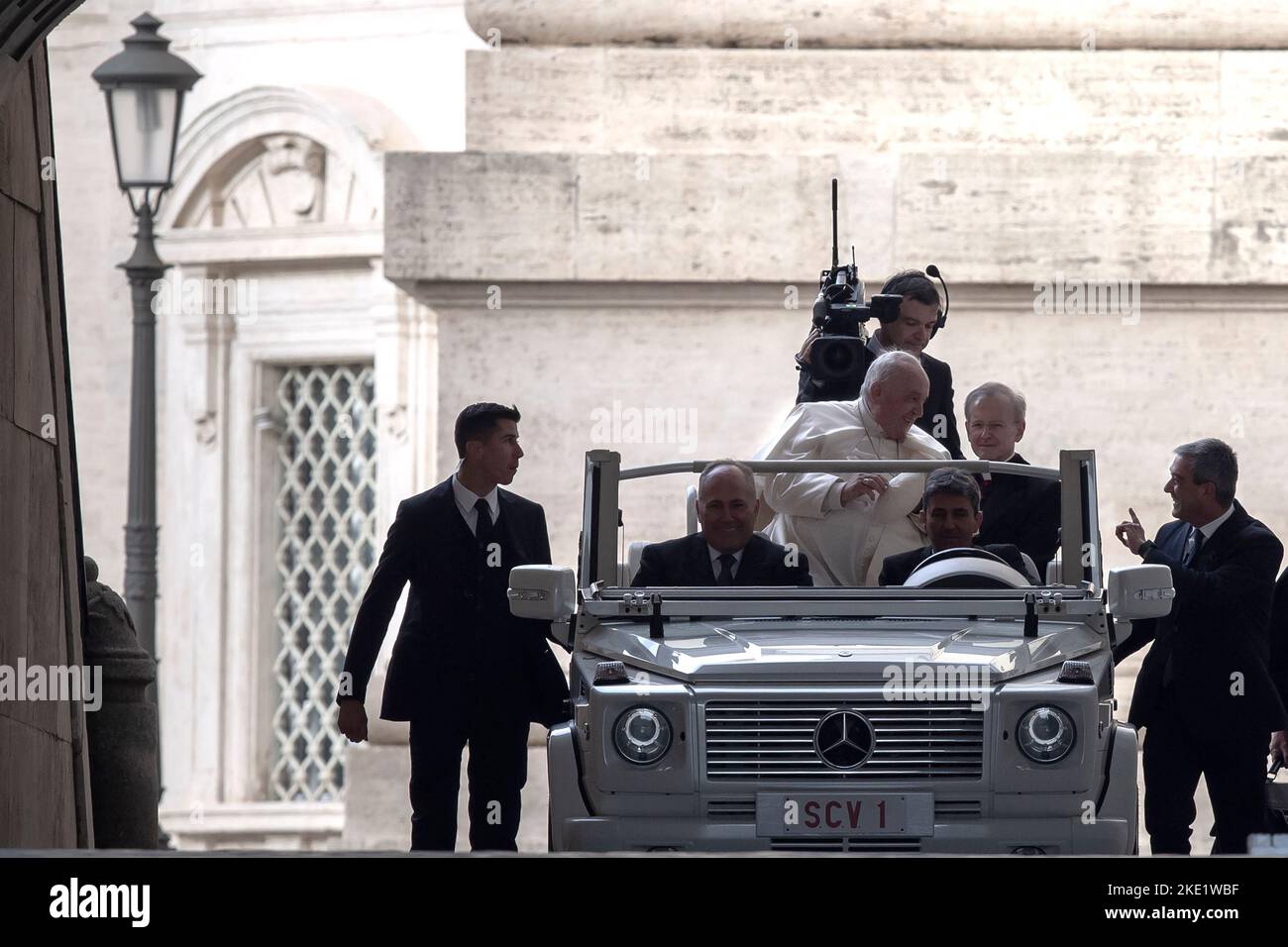 Vatican, Vatican, le 9 novembre 2022. Le pape François parle avec le chef de la gendarmerie du Vatican, Gianluca Gauzzi Broccoletti, lors de son arrivée à la Squareat de Saint-Pierre pour le public général hebdomadaire. Maria Grazia Picciarella/Alamy Live News Banque D'Images