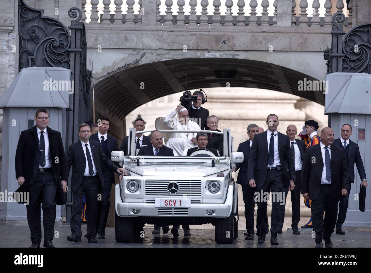 Vatican, Vatican, le 9 novembre 2022. Le pape François arrive escorté par les gardes suisses et la gendarmerie du Vatican, sur la place Saint-Pierre pour le public hebdomadaire. Maria Grazia Picciarella/Alamy Live News Banque D'Images