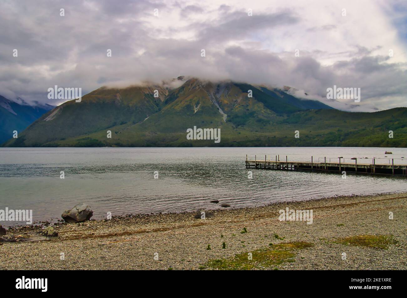 La jetée du bateau-taxi sur le lac Rotoroa, le parc national de Nelson Lakes, la région de Tasman, l'île du Sud, la Nouvelle-Zélande, par une journée nuageux Banque D'Images