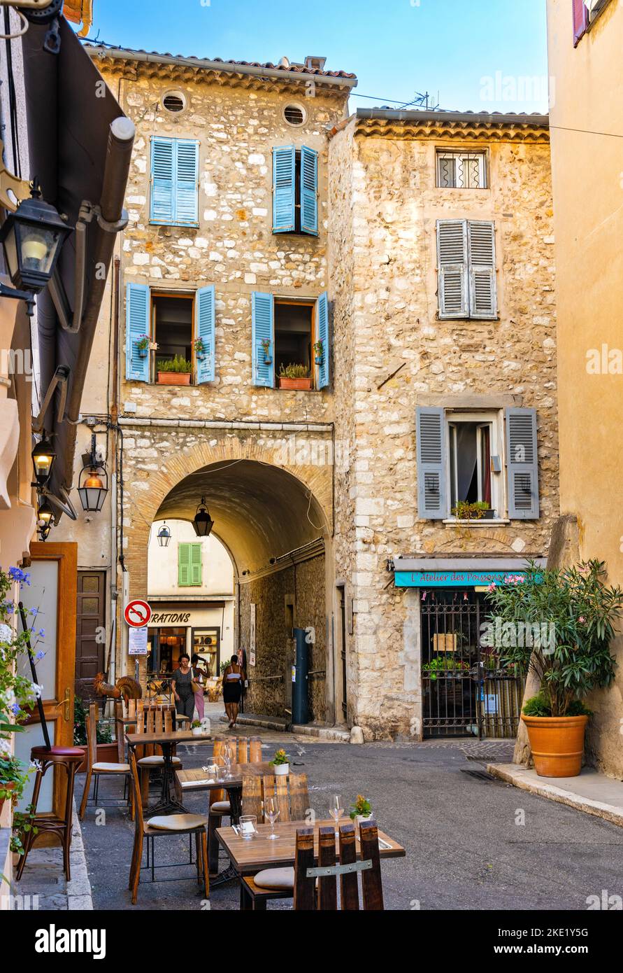 Vence, France - 6 août 2022 : rue Alsace rue Lorraine et porte du Pontis faisant partie des remparts médiévaux de la vieille ville Banque D'Images