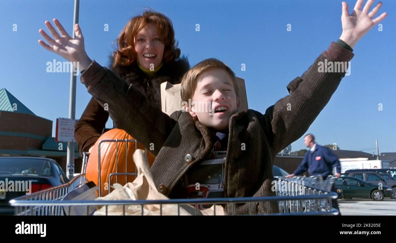ÉTATS-UNIS. Toni Collette et Haley Joel Osment dans une scène du film  (C)Buena Vista Pictures: The Sixth Sense (1999). Complot : un garçon de  Philadelphie, effrayé et retiré, qui communique avec les