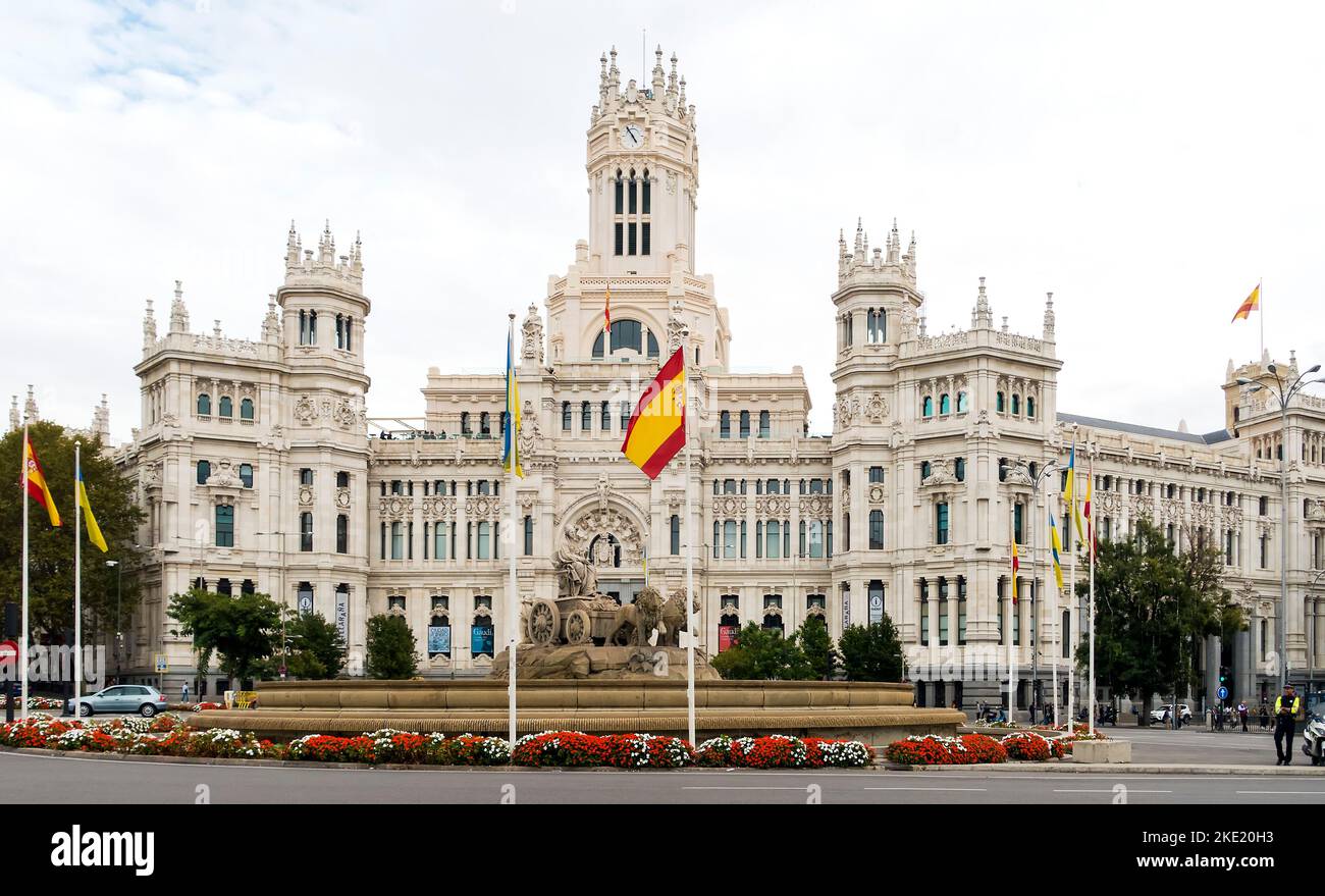 Palais Cibele, avec la fontaine du même nom au premier plan anciennement Palais de la communication Madrid, Espagne Banque D'Images