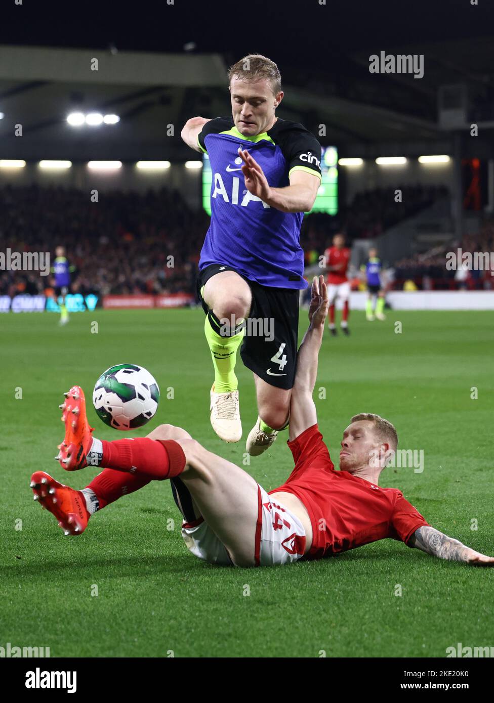 Nottingham, Angleterre, 9th novembre 2022. Lewis O'Brien, de la forêt de Nottingham, s'attaque à Oliver Skipp de Tottenham lors du match de la Carabao Cup au City Ground, à Nottingham. Le crédit photo doit être lu : Darren Staples / Sportimage Banque D'Images