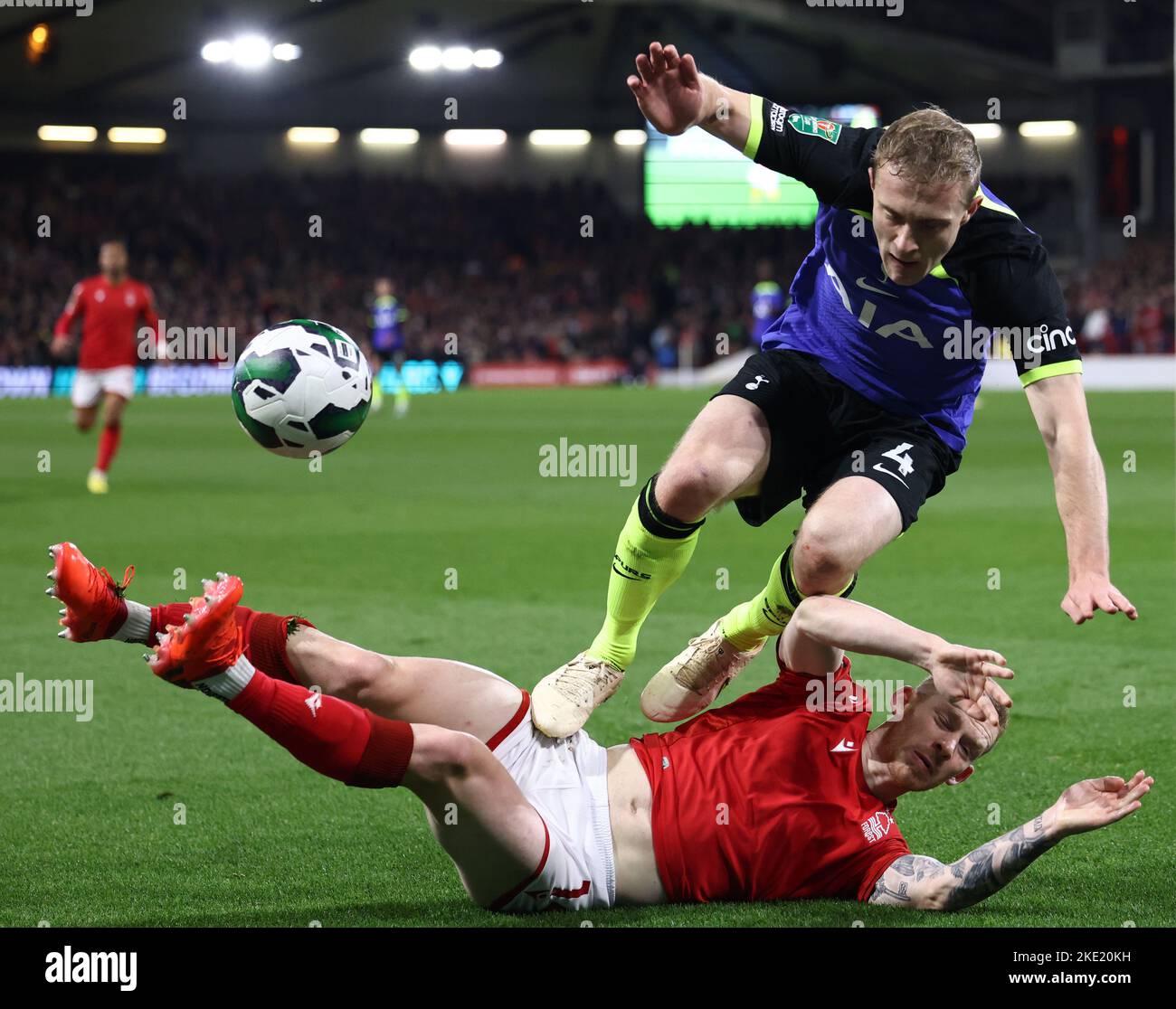 Nottingham, Angleterre, 9th novembre 2022. Oliver Skipp de Tottenham passe au-dessus de Lewis O'Brien de la forêt de Nottingham pendant le match de la coupe Carabao au City Ground, Nottingham. Le crédit photo doit être lu : Darren Staples / Sportimage Banque D'Images