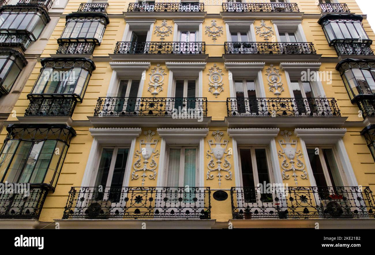 Fenêtres et balcons dans un bâtiment de Madrid, en Espagne Banque D'Images