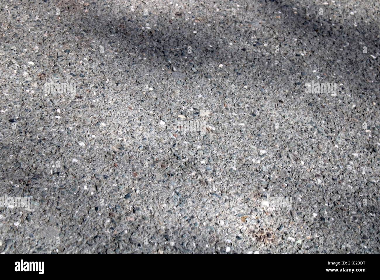 Un mur léger de éclats de pierre avec une ombre qui tombe dessus. La texture de la pierre. Fond naturel universel. Banque D'Images