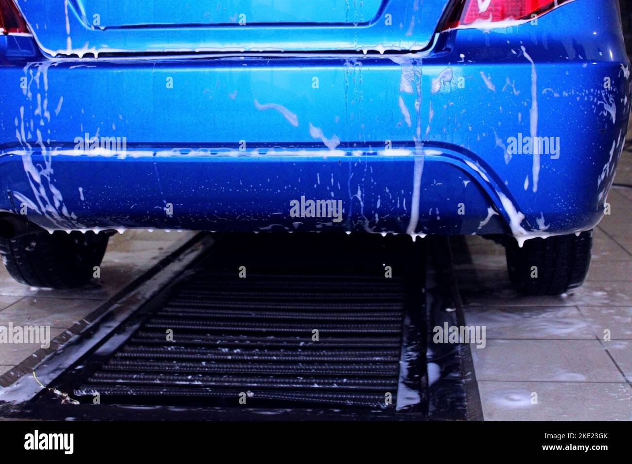 L'arrière d'une voiture bleue en gros plan à un lavage de voiture. Le concept de l'écologie et de la pollution de l'environnement. Banque D'Images