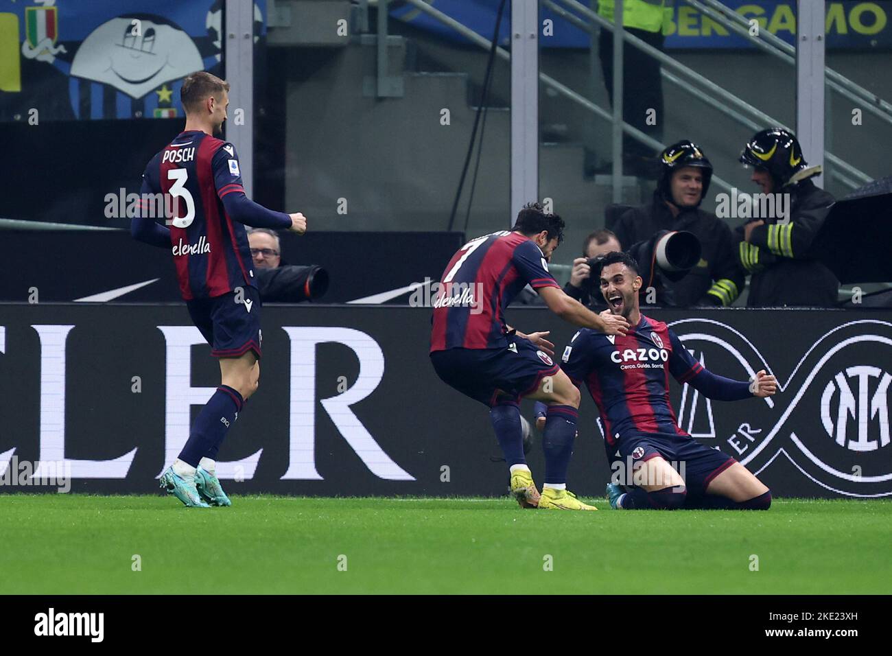 Milan Italie . 9 novembre 2022 Charalampos Lykogiannis du FC de Bologne célèbre après avoir marquant le premier but de son équipe avec ses coéquipiers lors du match entre le FC Internazionale et le FC de Bologne au Stadio Giuseppe Meazza sur 9 novembre 2022 à Milan en Italie . Banque D'Images