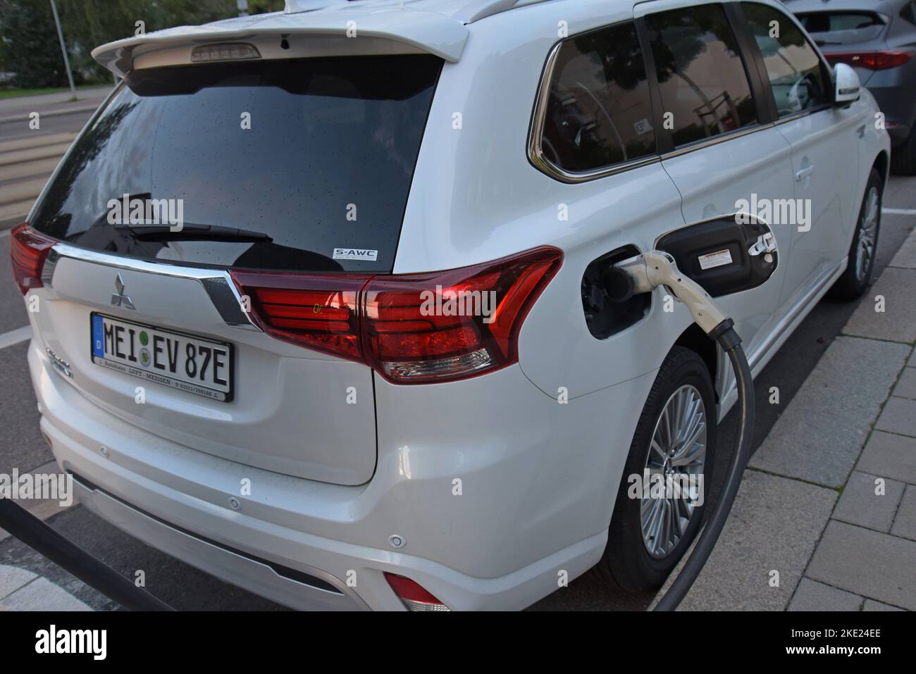 Une voiture électrique se recharge à un chargeur de rue fourni par Sachsen Energie, à Dresde, en Allemagne. Septembre 2022 Banque D'Images