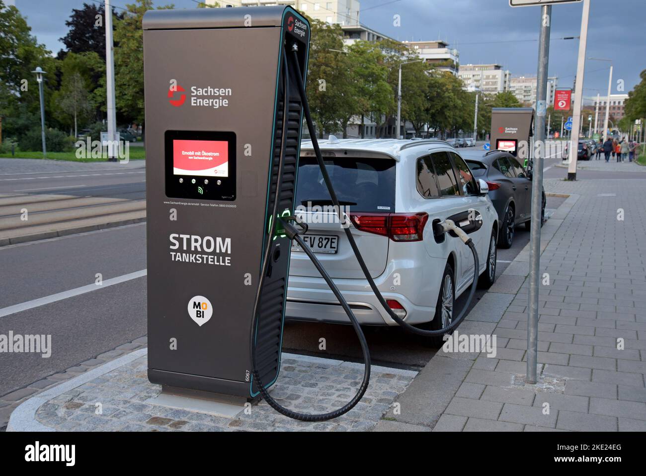 Une voiture électrique se recharge à un chargeur de rue fourni par Sachsen Energie, à Dresde, en Allemagne. Septembre 2022 Banque D'Images