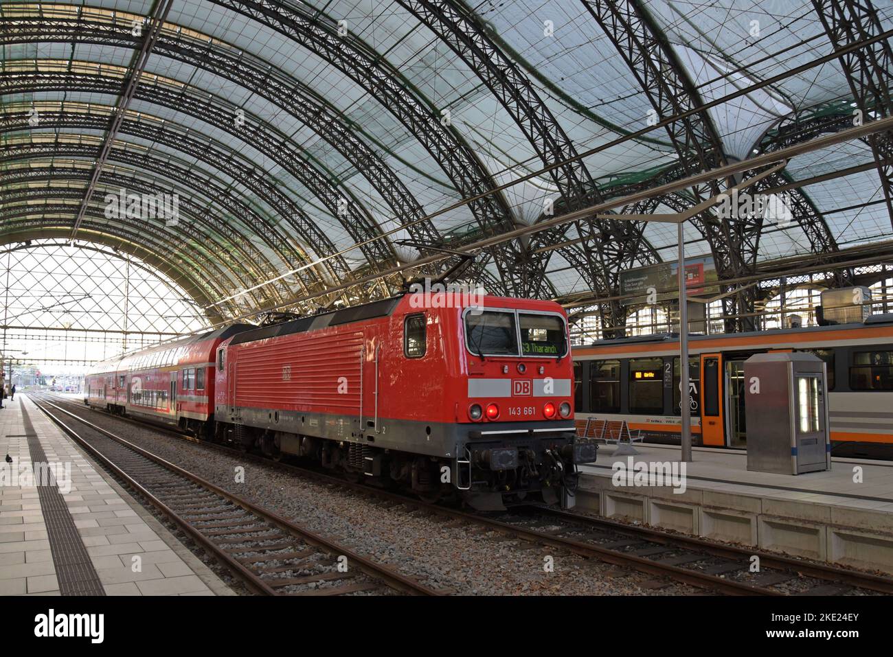La locomotive électrique Deutsch Bahn classe 143 entre à la gare centrale HBF de Dresde, septembre 2022 Banque D'Images